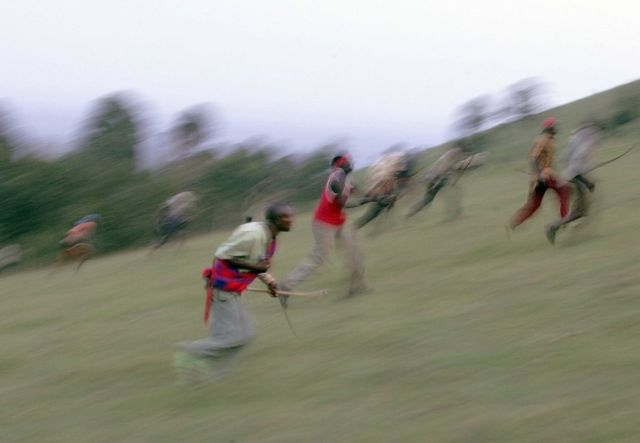 A war with bows and arrows in Kenya (18 pics)