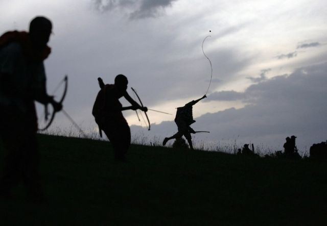 A war with bows and arrows in Kenya (18 pics)