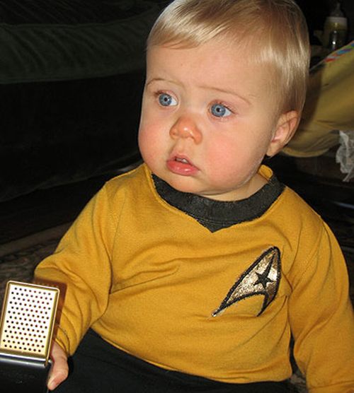 Babies wearing Star Wars and Star Trek costumes. Cute )) (18 pics)