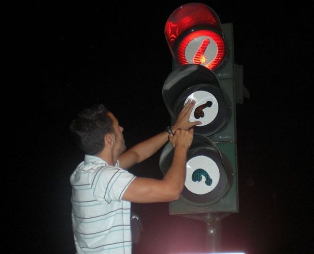 Having fun with traffic lights (3 pics)