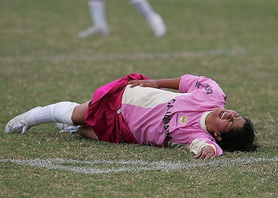Women’s soccer in Peru (12 pics)