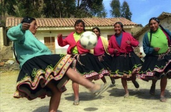 Women’s soccer in Peru (12 pics)