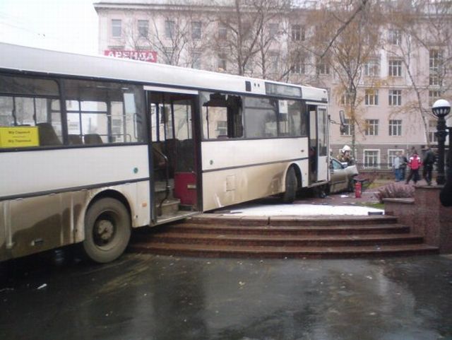 A horrible bus accident on the road (19 pics + 2 videos)