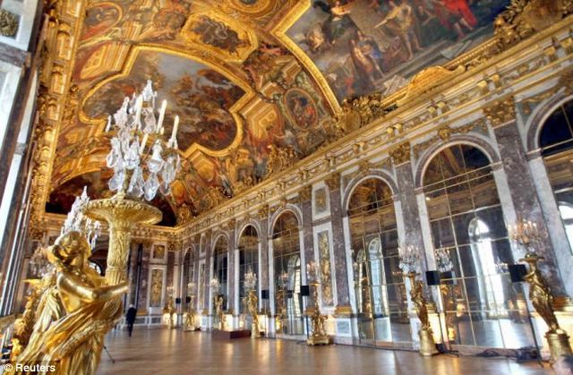 Man turns his apartment into ‘the Palace of Versailles’ (6 pics) - Izismile.com