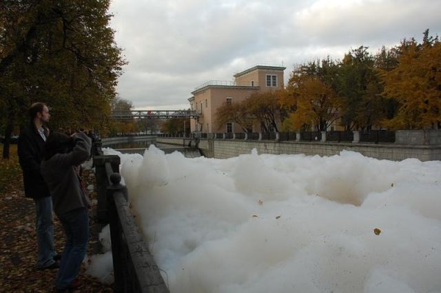 A river full of foam (36 pics)
