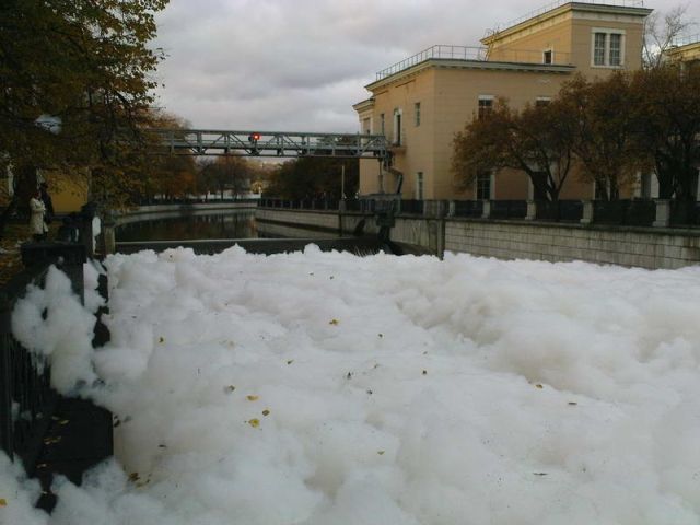 A river full of foam (36 pics)