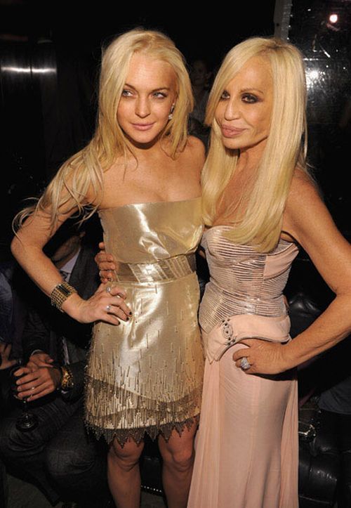 Lindsay confundida com Donatella Versace