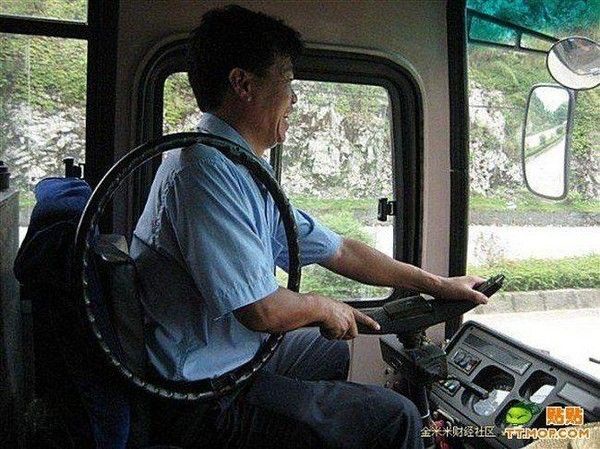 Chinese bus driver has his own way to drive! (6 pics)