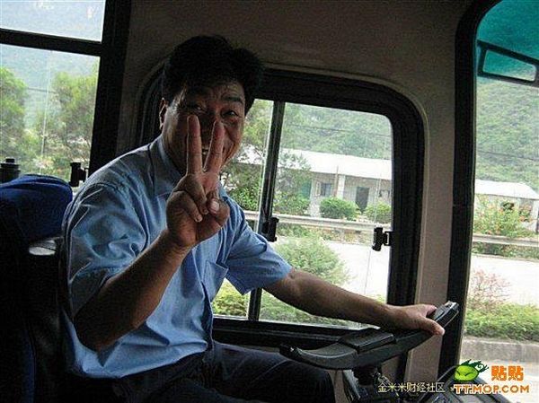 Chinese bus driver has his own way to drive! (6 pics)
