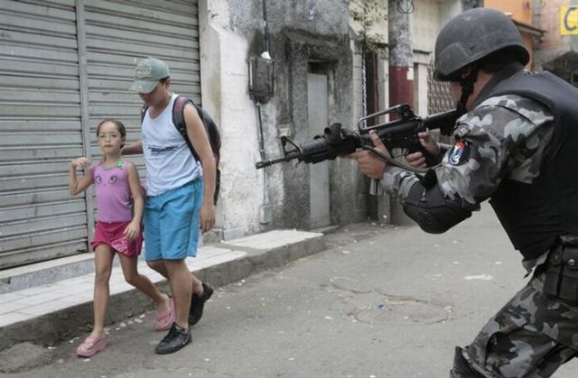 Slum war in Rio de Janeiro (35 pics)