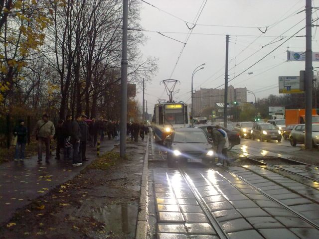 Why trams are sometimes late or just don’t come (4 pics)