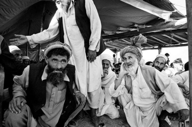 Beautiful Black and White Photos of Angelina Jolie in Afghanistan (20 pics)