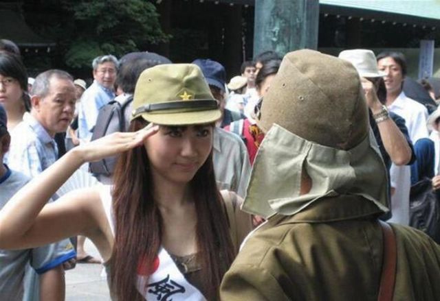 Awkward Situation Between a Veteran and a Girl (4 pics)