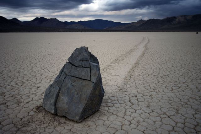 The Mysterious Sailing Stones of Death Valley (46 pics)