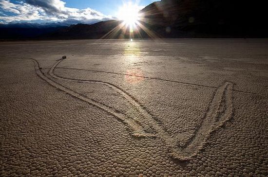 The Mysterious Sailing Stones of Death Valley (46 pics)