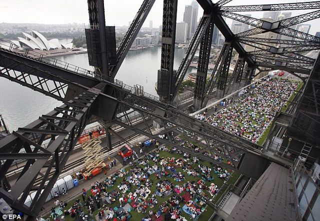 Would You Like to Have Breakfast on Sydney Harbour Bridge? (16 pics)