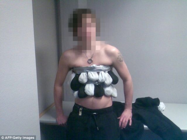 Smuggler tried to transport illegal animals taped to his body (5 pics)
