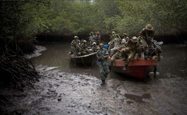 Modern Robin Hoods in Niger Delta (40 pics)