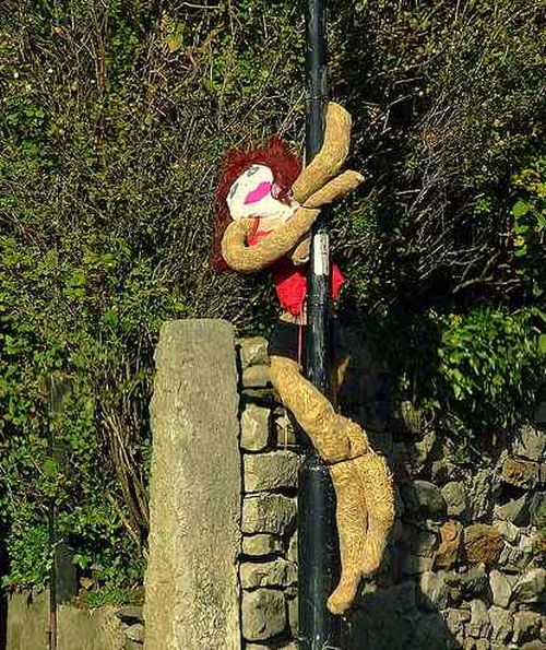 Really Horrible Scarecrows ;) (9 pics)