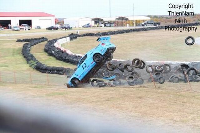 Crashed Mustang :( (11 pics)