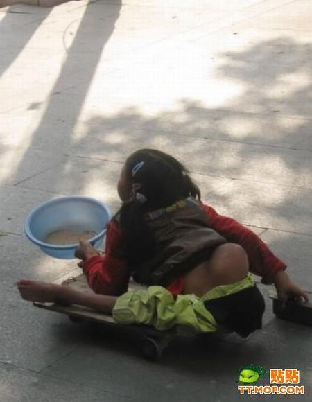 Little Chinese Girl Begging in the Street (6 pics)