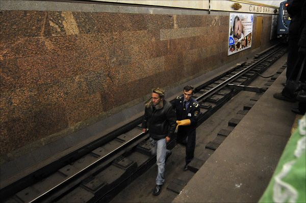 Suicidal Person in the Subway (5 pics)