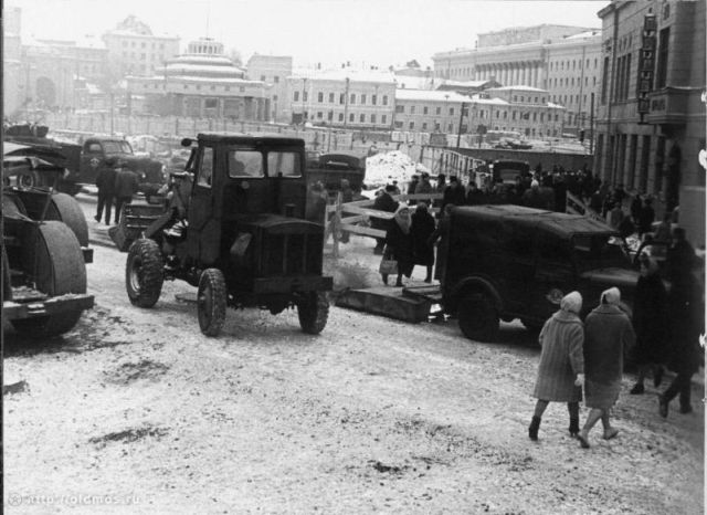 Unusual Transport in Moscow Back Then (20 pics)