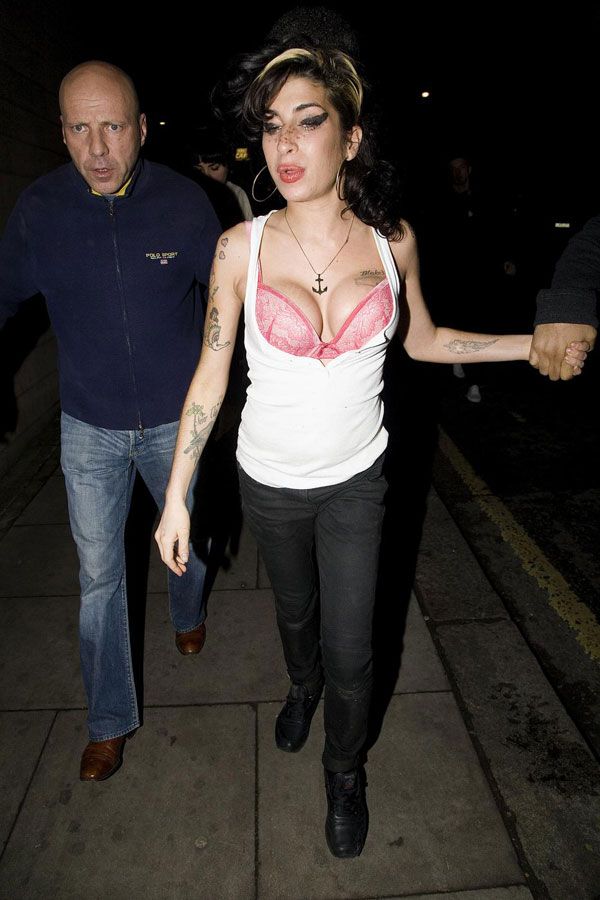 Amy Winehouse Has a Nice Cleavage (10 pics)
