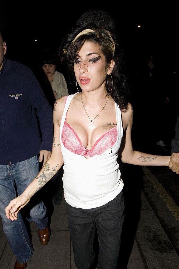 Amy Winehouse Has a Nice Cleavage (10 pics)