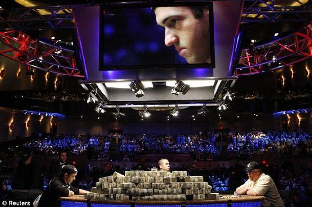 21-Year-Old Becomes the Champion of the 2009 World Series of Poker (10 pics)