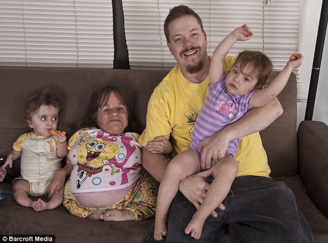 World’s Smallest Mother is Having Her 3rd Baby (8 pics)