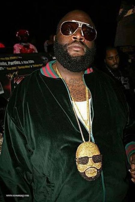Most Ridiculous Chains of Rappers (22 pics)