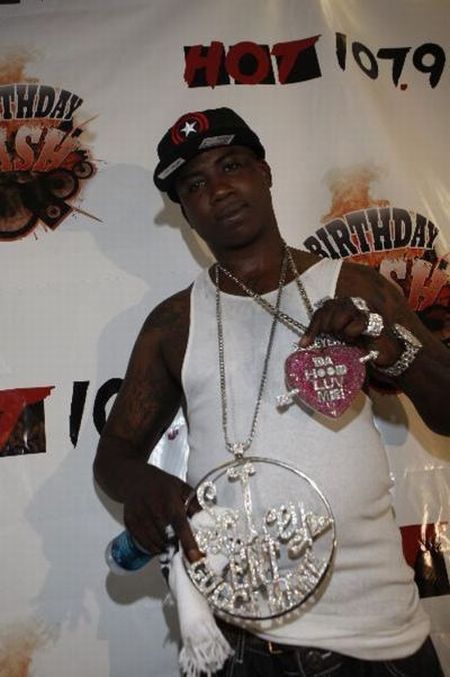 Most Ridiculous Chains of Rappers (22 pics)