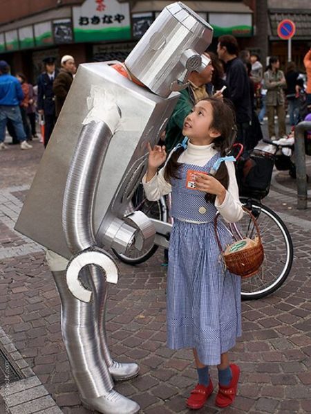 Strange Robot in the City Streets (7 pics)