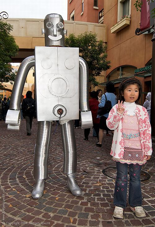 Strange Robot in the City Streets (7 pics)