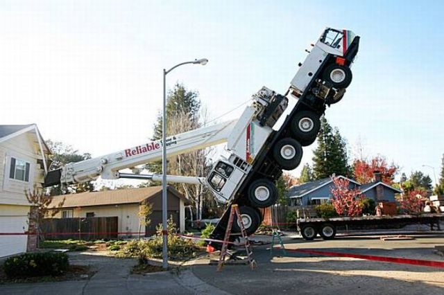 45-Ton Crane Smashes a House (6 pics + 1 video)