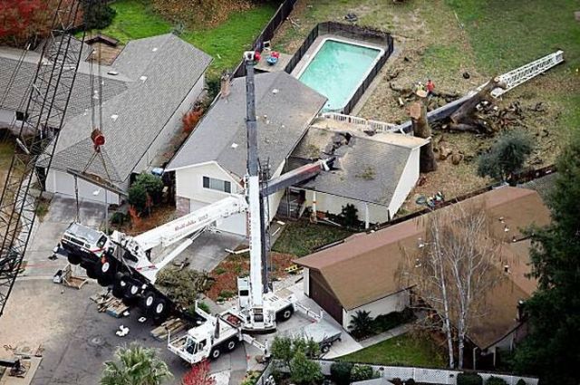 45-Ton Crane Smashes a House (6 pics + 1 video)