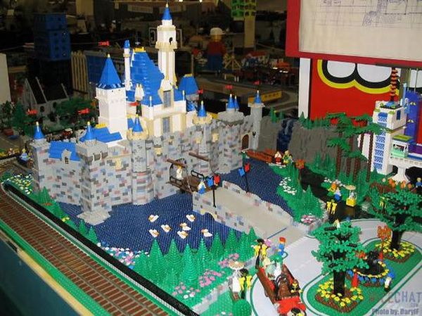 Lego Disneyland (16 pics)