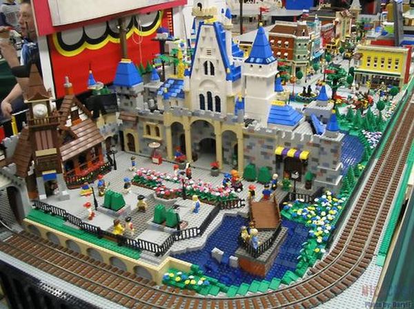 Lego Disneyland (16 pics)