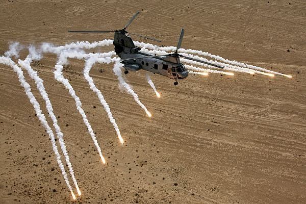 Decoy Flares can Be Beautiful (14 pics)