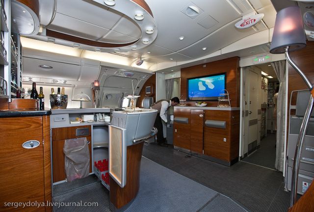 Inside a Luxurious Airbus A380 of the Emirates Airline (47 pics)