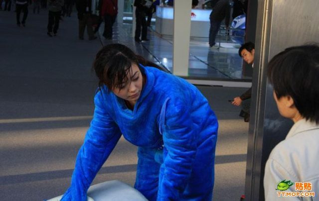 A Pretty Chinese Girl is Going to Work (8 pics)