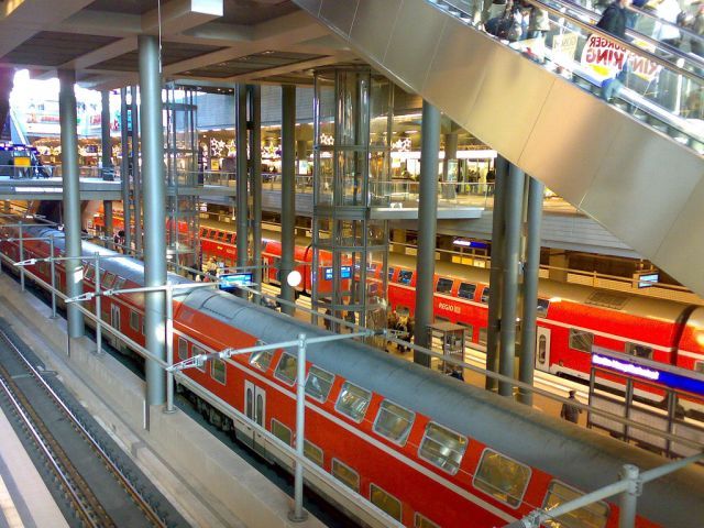 Two-Level Berlin Central Station (29 pics)
