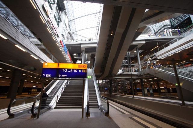 Two-Level Berlin Central Station (29 pics)
