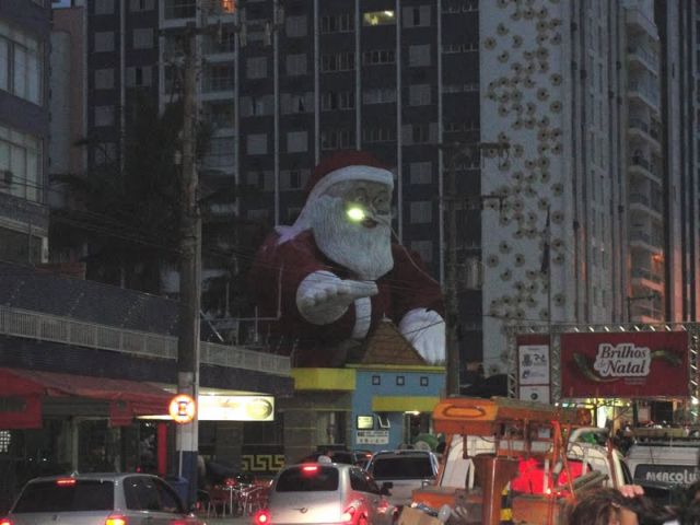 Giant Santa on Fire (9 pics)