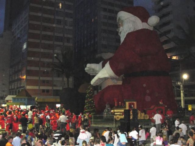 Giant Santa on Fire (9 pics)
