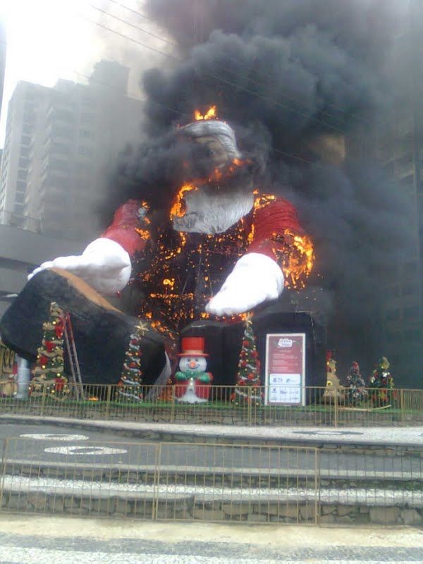 Giant Santa on Fire (9 pics)