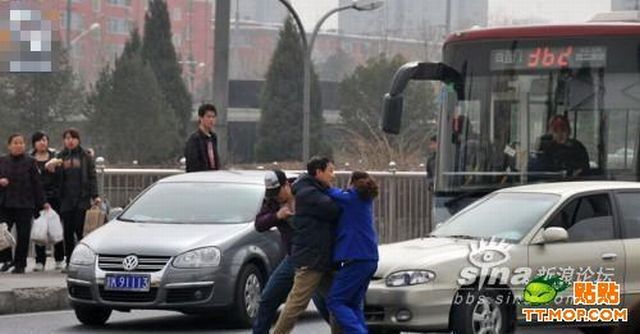Fight with Bus Driver (10 pics)