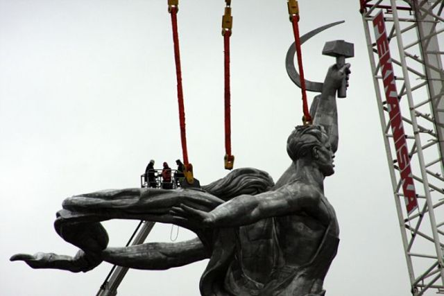 Restoring and Moving the ‘Worker and Kolkhoz Woman’ Sculpture (63 pics)