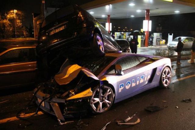 Italian Police Wrecked a £150,000 Lamborghini Patrol Car (13 pics)